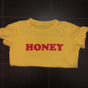 Gul tröja - Gul T-shirt från Shein med texten Honey. Finns ingen lapp men skulle säga storlek S. 50kr + frakt