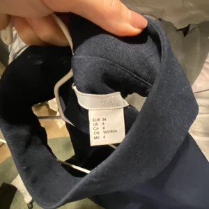 Marinblå klänning - Otroligt fin marinblå klänning, så himla fin till ett par klackar. Den är så modern och stilren, passar till olika typer av event och fest, bli kvällens pingla med denna klänning! 