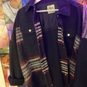 Jacka - Säljer nu min fina jacka från zara, jag köpte i storleken M när jag vanligt vis har XS för en mer oversized look.