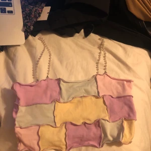 Topp med pärlband - Skitsnygg croptopp säljs, perfekt för en utgång eller sommarkväll! Fina pärlor på banden, strechigt material! Eventuella bud är med över 10kr minst❤️