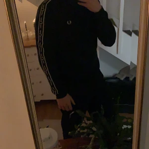 Fred Perry sweatshirt M - Fin tröja som jag växt ut bra skick och inga fläckar eller hål  kan skickas men då står köparen för frakten!