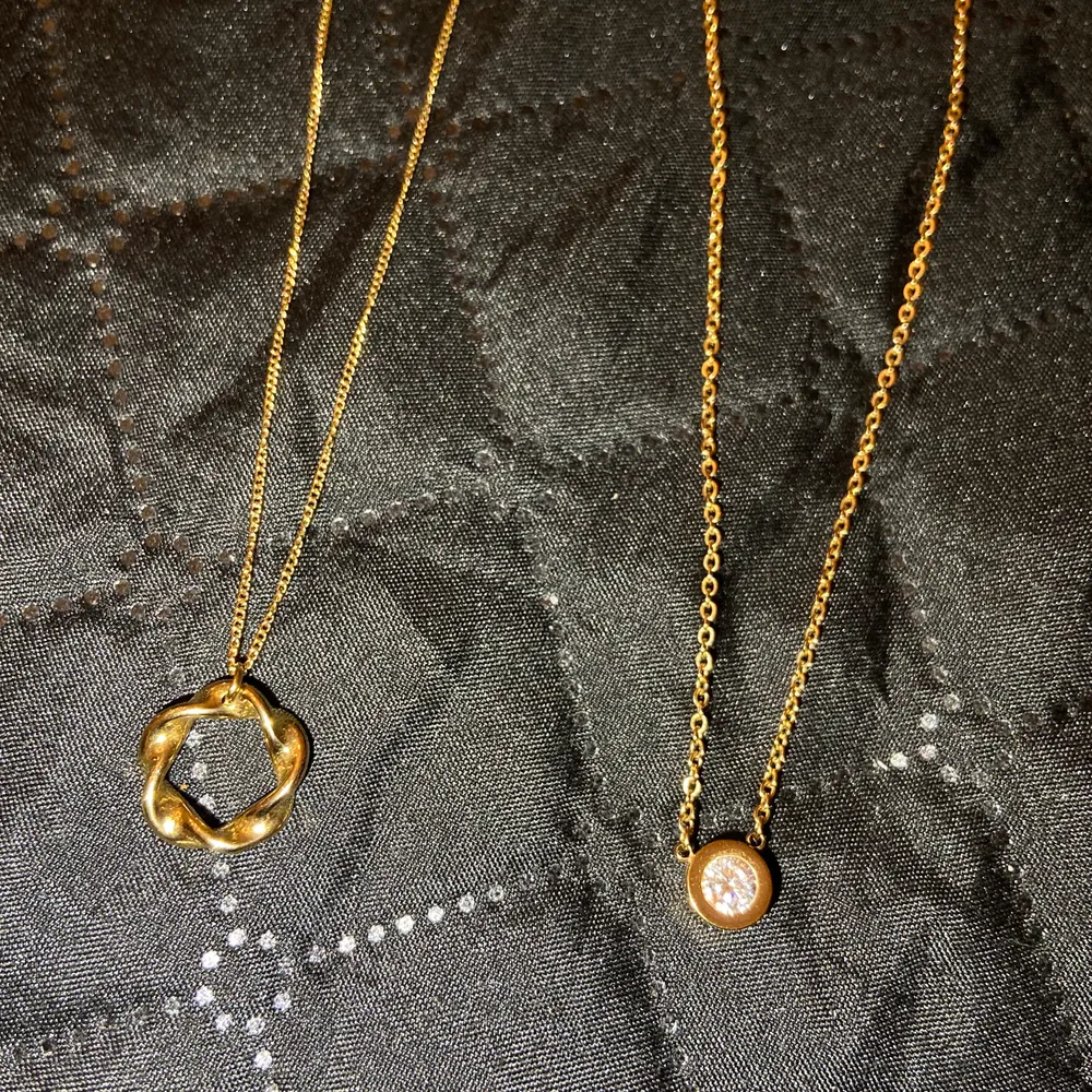 Dessa två halsband är i perfekt och nytt skick, båda två är i 14k guld (guldplättering). Dessa smycken kommer från Edblad. • halsband till vänster 200kr • halsband till höger 250kr • . Accessoarer.