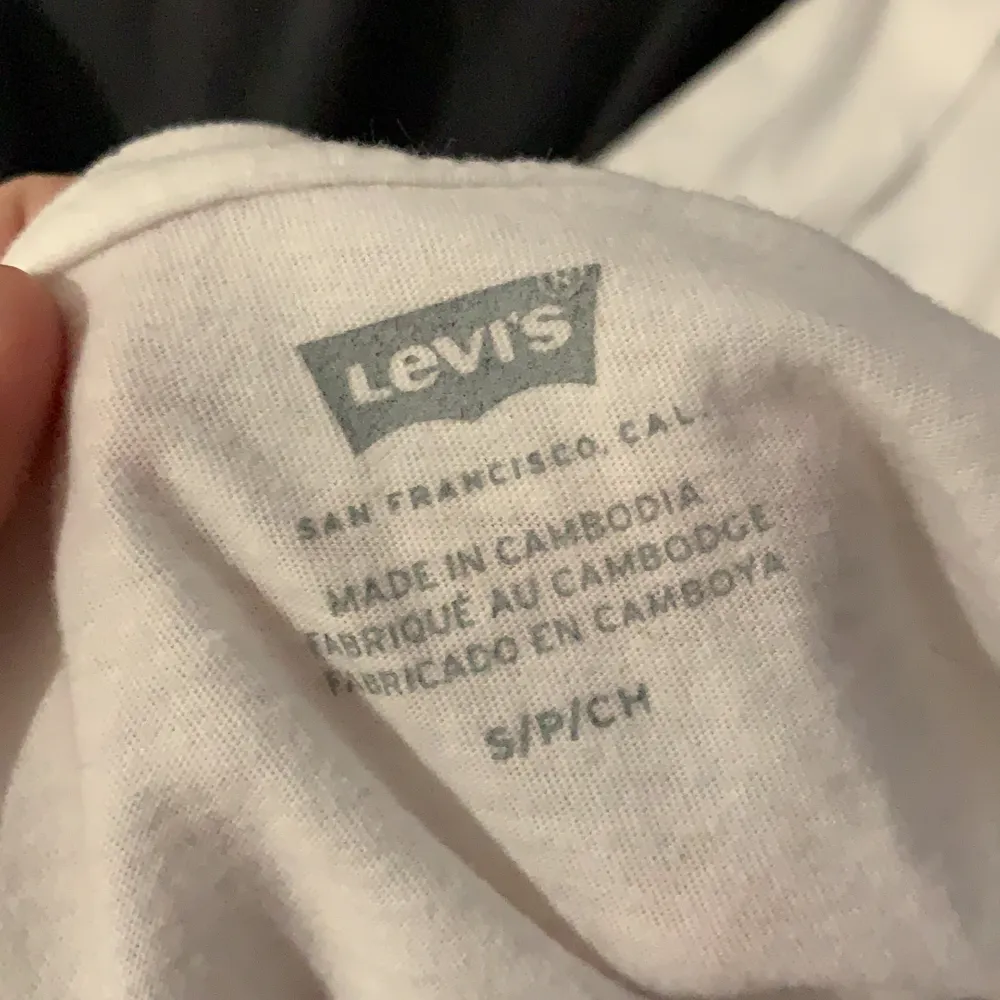 Säljer mina Levi’s T-shirts 🌸 Svarta är i storlek M & vita i storlek S🦋 100kr✨ svarta är aldrig använd men den vita är använd 1 gång🥰 OBS Svarta såld!!❤️. T-shirts.