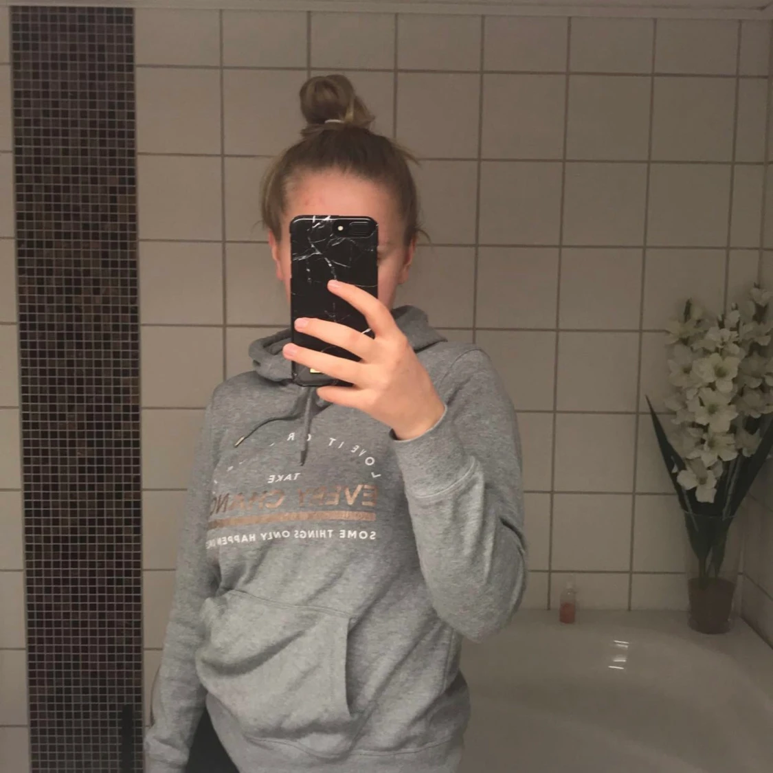 Grå hoodie med tryck