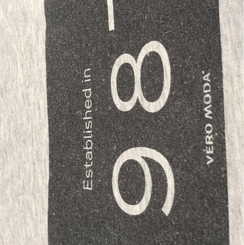 En ljusgrå tshirt från Vero Moda med trycket ”Established in 1987 Vero Moda”. Väldigt skön tshirt med bra passform på mig som är 170 lång och väger ca 70kg. Säljer pga att jag inte gillar att ha ljusgrå tröjor på mig. Betalning sker endast via Swish! . T-shirts.
