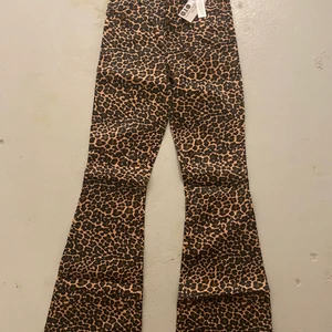 Helt nya leopardmönstrade byxor i flare - Så snygga byxor som beställdes i en för liten storlek. Helt oanvända.
