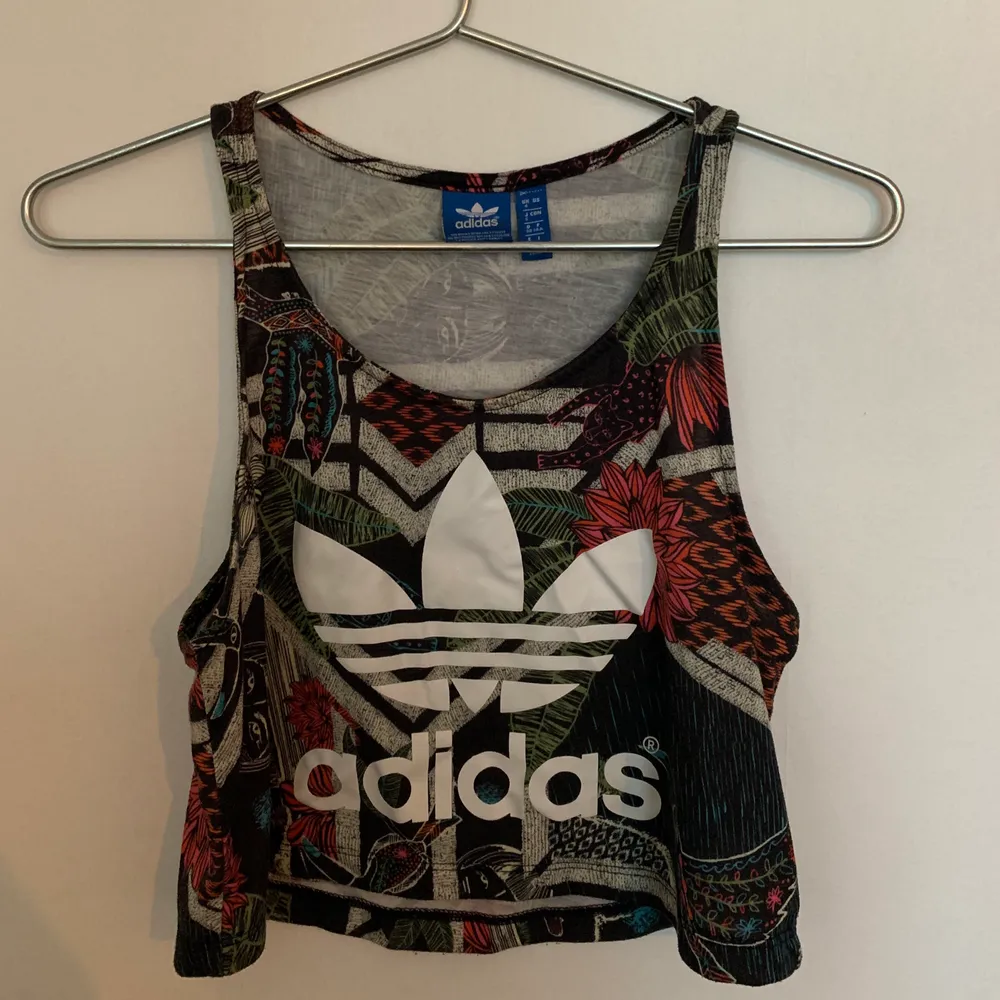 Träningslinne från Adidas i bra skick. Strl XS (obs: relativt stor så skulle säga att den funkar som S också) . Toppar.