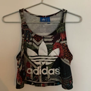 Adidas träningstopp strl XS - Träningslinne från Adidas i bra skick. Strl XS (obs: relativt stor så skulle säga att den funkar som S också) 