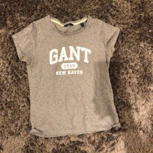 Grå Gant T-shirt i bra skick. Säljes pga för liten för mig, köparen står för frakten 💞