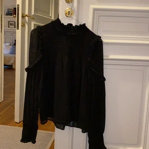 Svart blus från Zara - Svart blus med liten krage från Zara. Knappt använd.