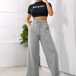 Mjukis - Skit sköna mjukisbyxor! Dom är lite längre på mig då jag är 165 och modellen är 175 och har storlek S. Bra skick! Kan gå ner i pris vid snabb afärr! Köparen står för frakten🚚 