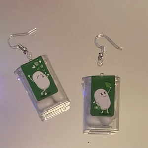 Örhängen, TicTac - Skit coola örhängen gjorda av små TicTac burkar!       Krokarna är nickelfria.                                                30 kr + frakt :) Hör enbart av dig vid intresse!
