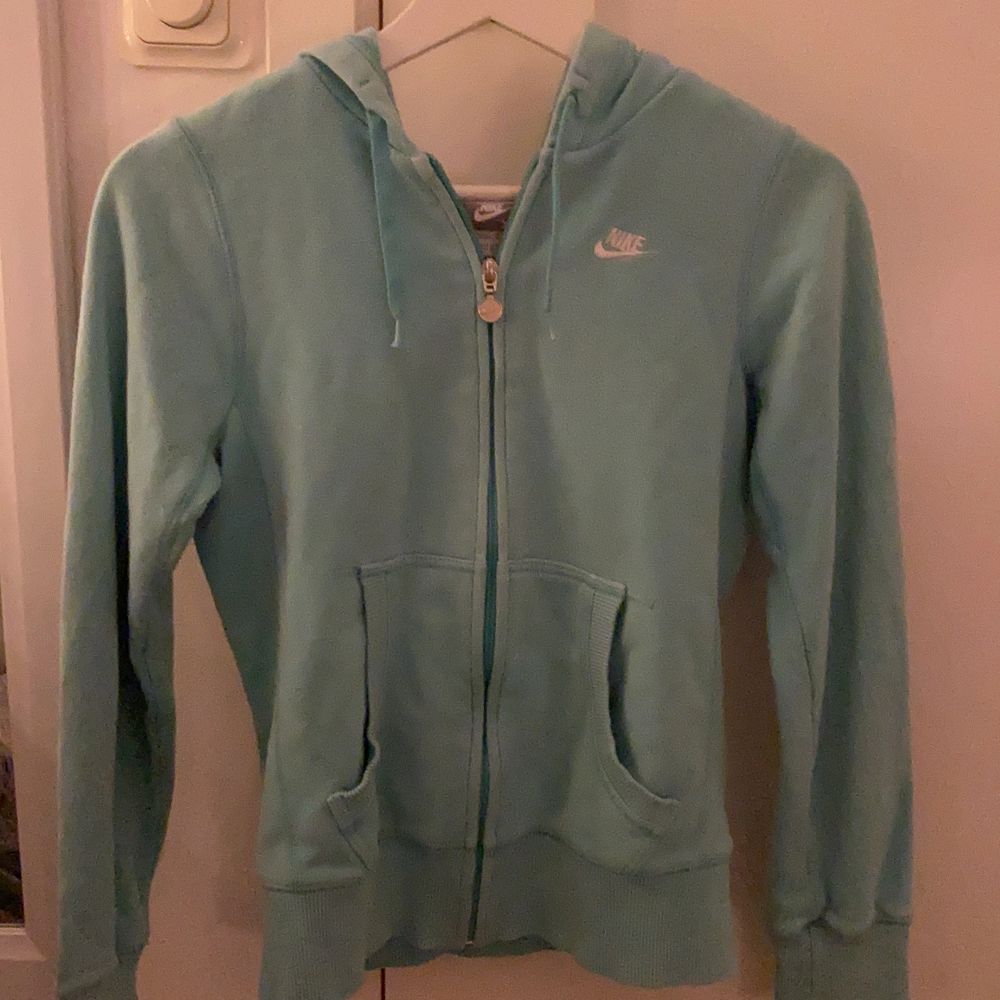 Jag säljer denna blåa Nike zipper hoodie eftersom den inte kommer till användning längre men den är i nästan nyskick, den är ÄKTA. Den är lite oversized och lång så passar mellan storlekarna xs-m. Om någon har några andra frågor hör bara av er!💞💞💞. Huvtröjor & Träningströjor.