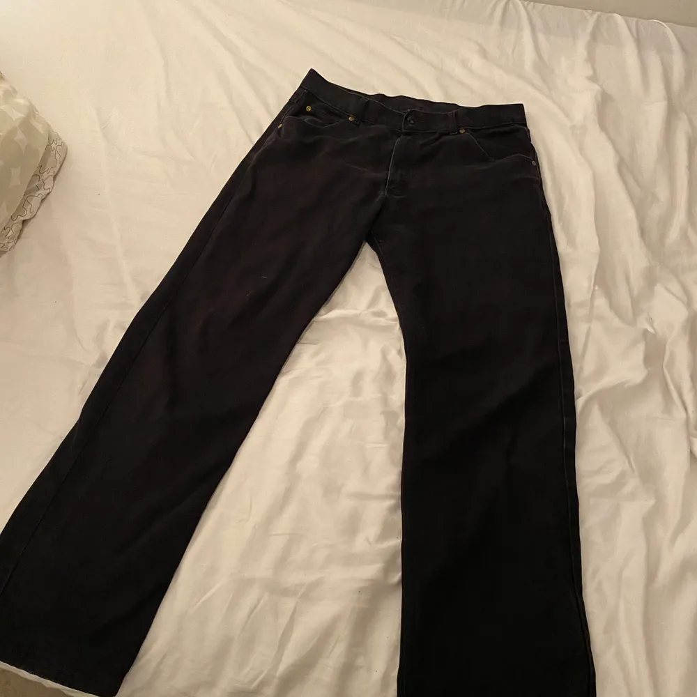 🧎🏻‍♂️🧎🏻‍♂️Fina jeans bra skick osäker på strl men kanske 32-32 passar på mig om jag har skärp då blir dom ganska baggy jag är 175 på bilden var jag kanske 170  pris är diskuterbart ❤️. Jeans & Byxor.