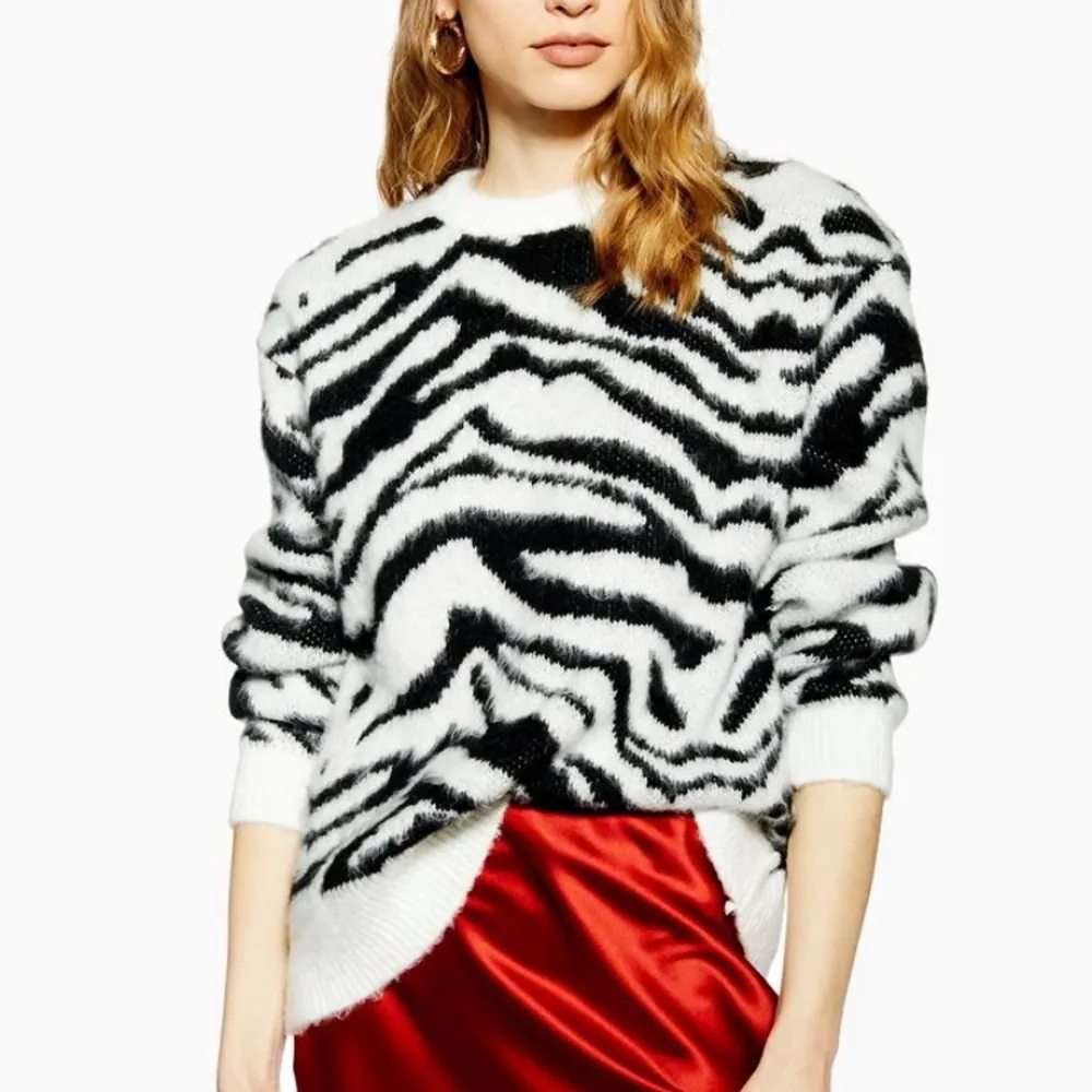 Jag säljer denna snygga svart vita zebra tröjan, den är stickad men den sticks inte alls och är jätte mjuk! Den är lite nopprig men bara använd några gånger. Jag säljer eftersom den tyvär inte kommer till användning längre! Om någon har några fler frågor är det bara att skicka!💞. Stickat.
