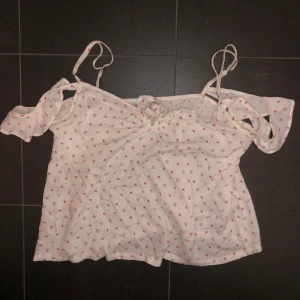 Vit blus/linne - En vit blus/linne med små röda prickar typ. Inte använd mer än 5 gånger. Frakt tillkommer💞