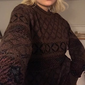 stickad brun tröja - Supermysig brun tröja med röda toner. Thriftad men i bra skick 🤎🤎🤎 [BUD: 150kr, avslutas 10 dec kl 16]