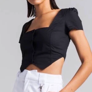 I. AM. GIA svart topp - Säljer denna fina topp från I. AM. GIA. Den är helt oanvänd då jag råkade beställa 2, så denna har bara legat i garderoben oanvänd i några år haha:) Nypriset var ca 400-500kr men finns inte längre kvar på hemsidan, så jag säljer min för 150kr! Den är i storlek S men skulle säga att den passar XS/XXS bättre, alternativt en S med liten byst och smala armar. Frakt tillkommer