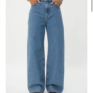 Wida Weekday jeans - Säljer dessa wida weekday jeans i stl 27/32 , färg 90s blue, modell Axel High Wide Jeans för 350-400 kr(pris går att diskutera) inklusive frakt, använda bara tre ggr typ o säljer för att de är för korta o sitter inte så som jag skulle vilja de att gö❤️ är ca 177 cm