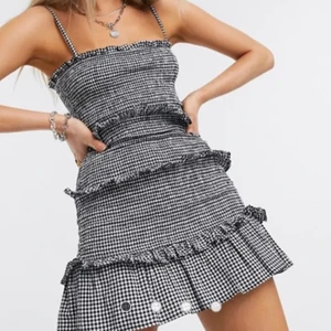 Bershka klänning - Super söt klänning från Bershka i storlek M, tyvärr alldeles för kort för mig som är 1.78 och därför aldrig använd!  359kr och frakt ingår!