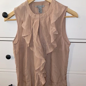 Skjortlinne!  - Helt oanvänd, nytt skick och jätte fin färg! Storlek S, 40kr! Jag möts upp i Helsingborg men fraktar såklart också 🥰