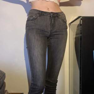 Gråa mid-waist skinny jeans från BLK DNM, knappt använda.