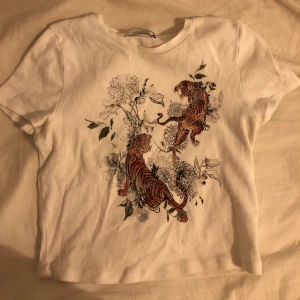 T-shirt - Asball T-shirt från bershka med tigrar, lite ribbad!