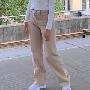 Monki jeans - Säljer mina fina monki jeans! De är som nya men måste tyvärr sälja dem då de har blivit försmå :( de sitter jätte bra överallt speciellt i midjan. Frakten är 59kr!💕