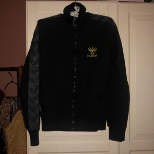 Hummel storlek L (liten i storlek)  - Nyskick, liten i passformen, 80% polyester 20% bomull