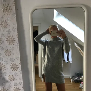 Stickad poloklänning - Snygg stickad poloklänning från Kappahl som är väldigt stretchig. Kommer tyvärr ej till användning längre. Priset är inklusive frakt