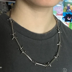 Barbedwire halsband - Taggtråd kedja 52 cm lång. Köp nu!