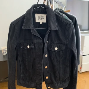 Svart jeansjacka från Zara - Säljer en svart jeansjacka från zara i storlek xs. Kan mötas upp eller så står köparen för frakten