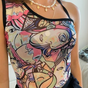Shein topp multifärger - Jättefin mesh topp från shein i massa fina färger. Säljer pågrund av att den är för stor för mig därför aldrig använd. Frakten är så dyr tillbaka till shein så säljer den här 💕 säljer en matchande kjol också 
