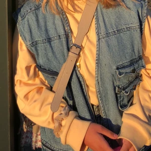 Jättefin vintage väst - Skitsnygg jeansväst som är köpt second hand och använd en gång. Den kommer tyvärr inte till användning längre:/ storleken är xxxl men den sitter som en oversize s/m (jag är s/m) vid högt intresse budgivning, köparen står för frakt 💕