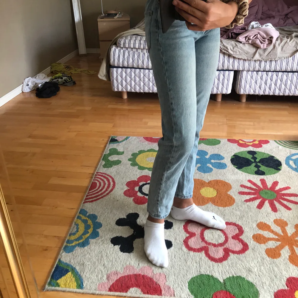 Fina jeans, använda men fint skick! Säljer då ja tröttnat lite på dem!🤍passar mig perfekt som är 164💘säljer ganska dyrt till att börja med då jag fortfarande tycker ganska mycket om dom!💖. Jeans & Byxor.