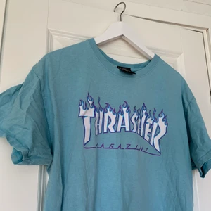Trasher t-shirt ljusblå oversized - Supersnygg trasher tröja i ljusblå. Storlek L, men passar även bra som oversized för s-m     Buda!