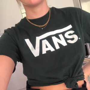 Vans T-shirt  - Vans T-shirt i mörkgrön färg och som i nyskick!! 