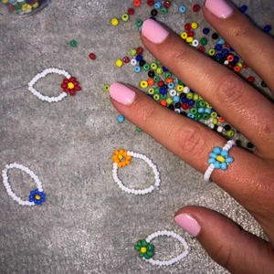 Ringar! - Säljer handgjorda ringar med blommor! Du kan välja färg på själva ringen, blomman och de i mitten💕