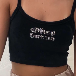 Svart topp i mjukt material från bershka - Jätte fin topp passar väldigt bra till ett par jeans, endast använd nån gång, nye missfärgad eller fläckig. Frakt står köparen för, brukar vara runt 60kr. 