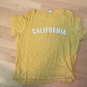 Yellow HM shirt size M - Använt en del men märks knappt! Ganska tunt material