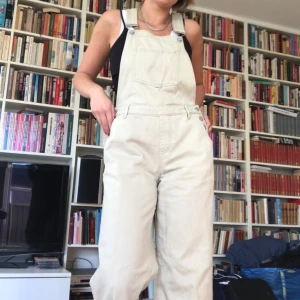 Så fina hängselbyxor! - Så fina beiga hängselbyxor! I strl M men sitter även snygga oversized! Går hela vägen ner på mig som är 171, men de går även att justera så längd bör inte vara ett problem😉 Använda 1 gång! FRI FRAKT :)