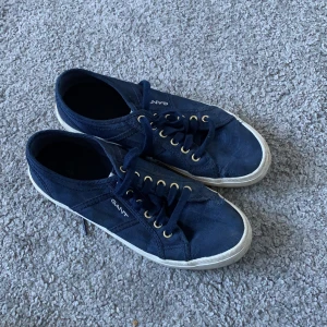 Gant skor - Säljer ett par gant skor då dom är försmå, dom är först köpta begagnade och är lite slitna men funkar utmärkt. Dom passar ungefär 37-38, 230 kr+ frakt 