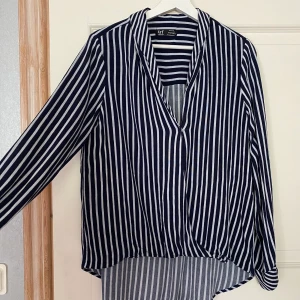Randig blus från Zara - Blå/vit randig blus från Zara strl M. Lite längre baktill. Fraktkostnad tillkommer // kan möta upp runt Karlshamn. 