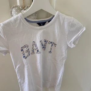 Gant tshirt - Jättefin T-shirt från gant i storlek 134-140 köpt i en gant butik i Palma 💕 köparen står för frakten 