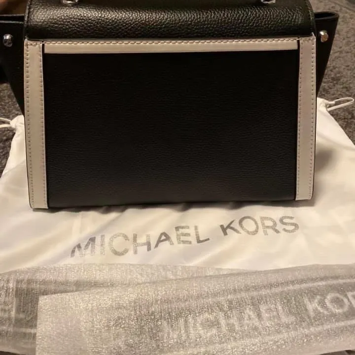 Michael kors whitney Handväska black/optic white. Köpte från Zalando för 3195 kr, säljer på grund av det kommer inte använda längre, Super fint med skick. Knappt en gång har använt. Säljer för 2600 kr. . Väskor.