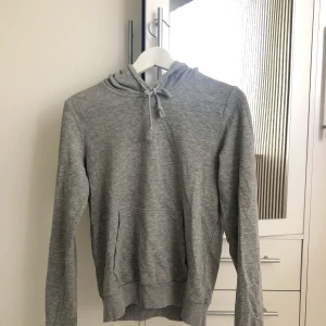 Hoodie - Grå hoodie från hm som säljer då den är för liten för mig.