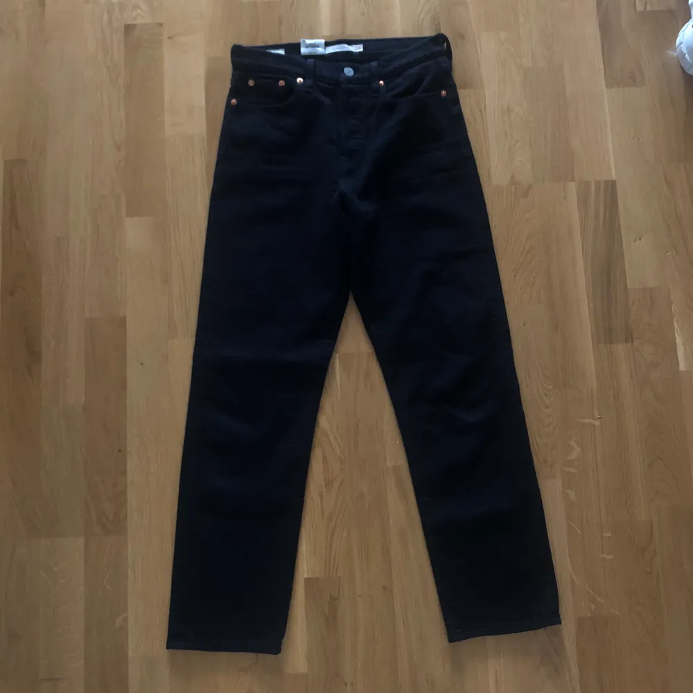 Supersnygga levis jeans som tyvärr är för små för mig, därav aldrig använda. Nypris 999kr ☀️. Jeans & Byxor.