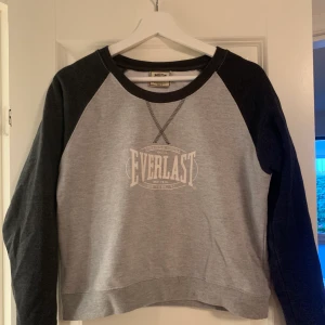 Stl 152 - Grå sweatshirt 