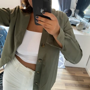 Tröja nakd  - Snygg skjorta från nakd som går bra att ha både knäppt och öppen. Priset går att diskutera. Frakt tillkommer💚💚