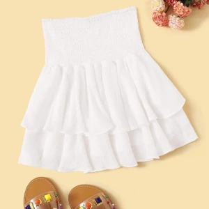 Fin, vit volangkjol 🦋 - Säljer denna fina kjol från SHEIN då den tyvärr inte kommer till användning 🥰 Om fler är intresserade är det bud som gäller + 42kr Frakt